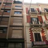 Foto 11. Proseguendo, vicino a uno scialbo palazzo in cemento color bronzo e mattonelle marroni privo di balconi, troviamo un altro splendido edificio d�epoca rosso scuro sede di una scuola d�inglese 